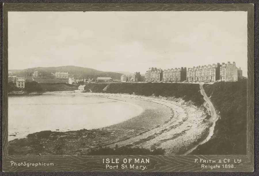 Baai met huizen bij Port Saint Mary op het Isle of Man Isle of Man. Port St. Mary (titel op object), RP-F-F00945-2 – Italië