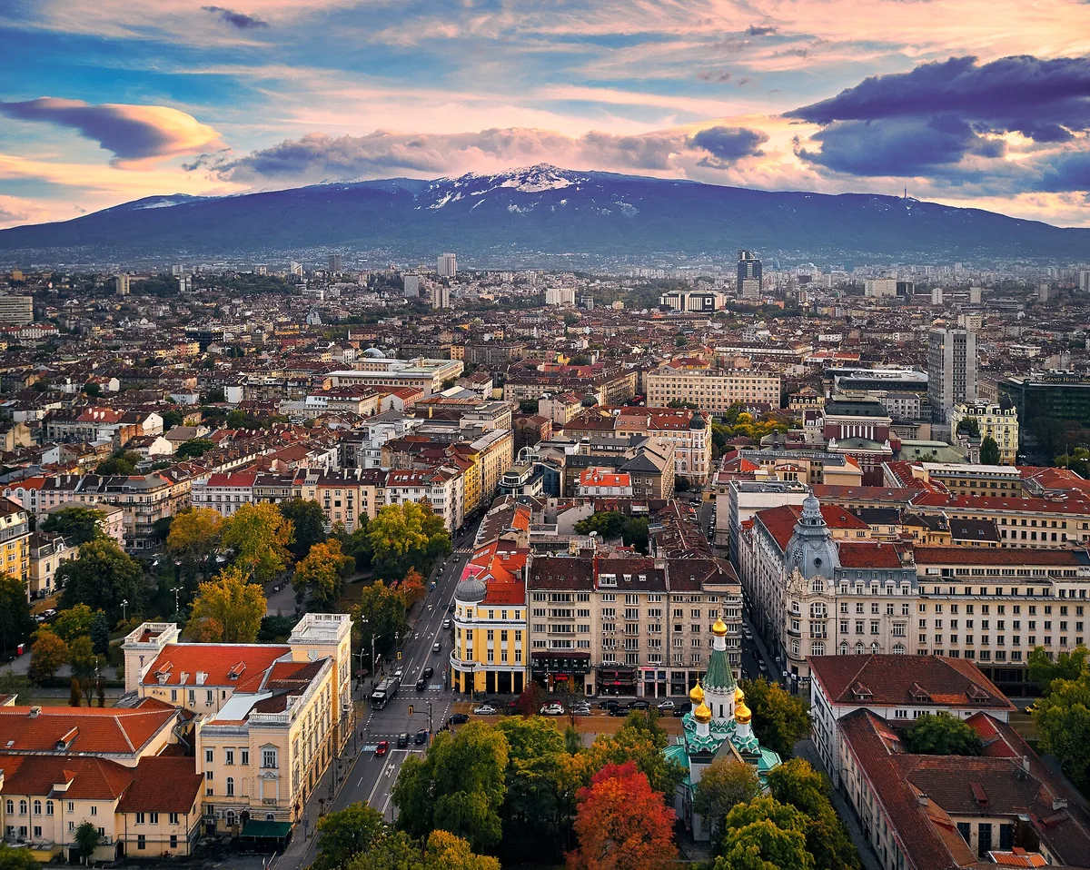 Panoramic view over central Sofia and the Vitosha Mountain 2017-10 – Bulgarije