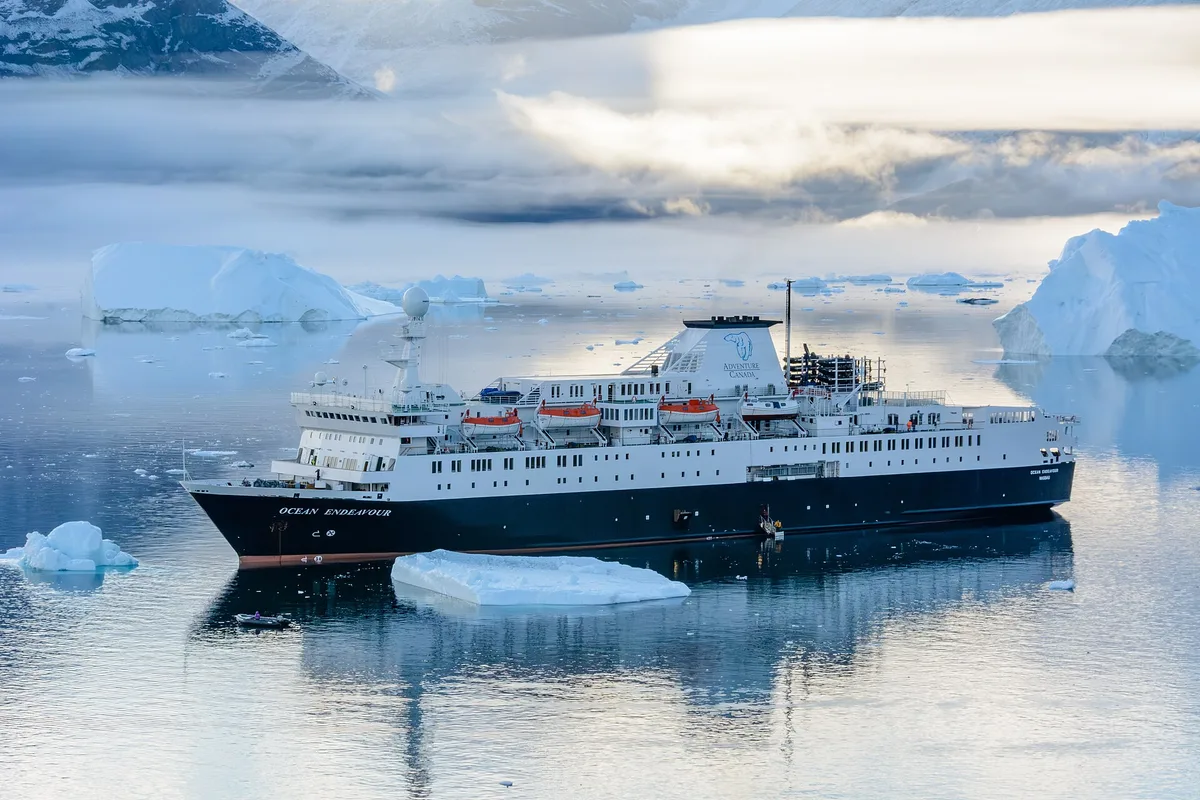 2015-09-18 MS OCEAN ENDEAVOUR - IMO 7625811, at Qeqertarsuaq – Groenland