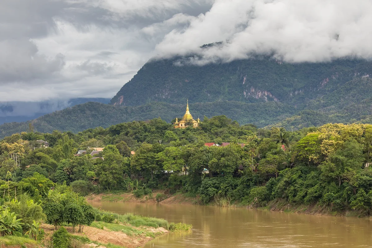 Panoramic view of Wat Pa Phon Phao and Nam Khan river seen f – Stad Luang Prabang