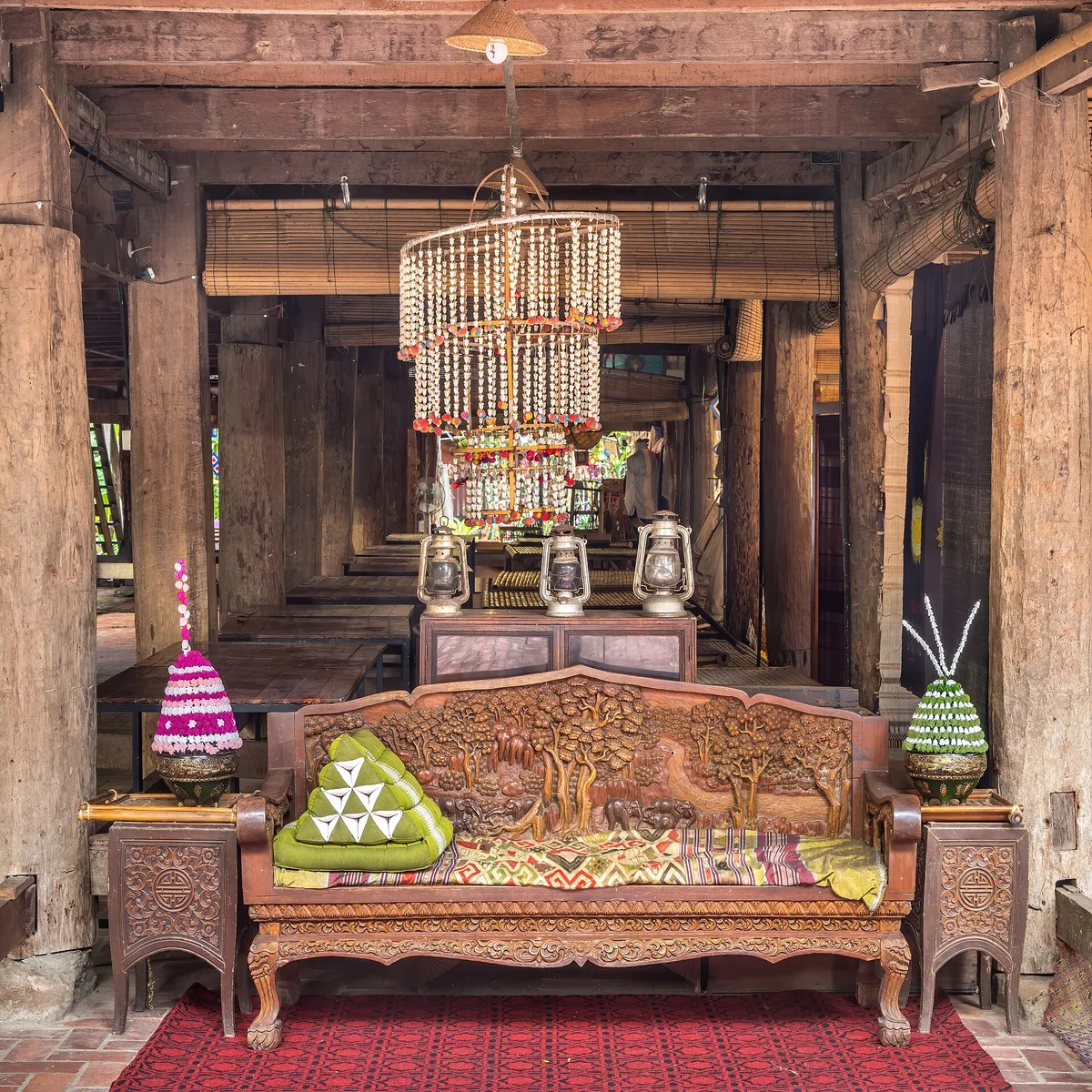 Carved wooden bench furniture and crafts at Heuan Chan herit – Stad Luang Prabang
