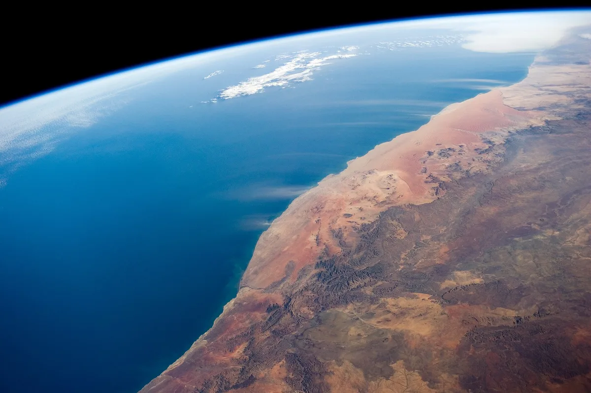 ISS-40 Namib Desert coast and dust plumes – Namibië coastline
