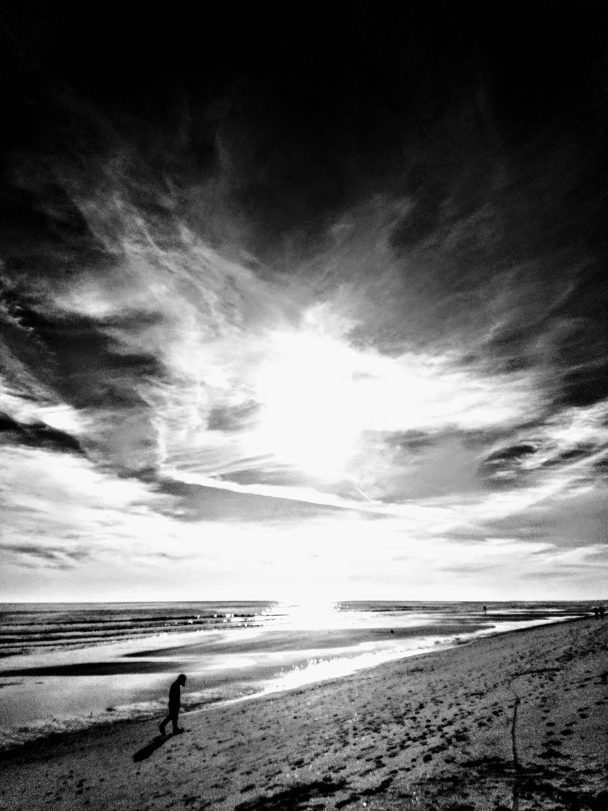 Sozinho na praia do Algarve – Portugal