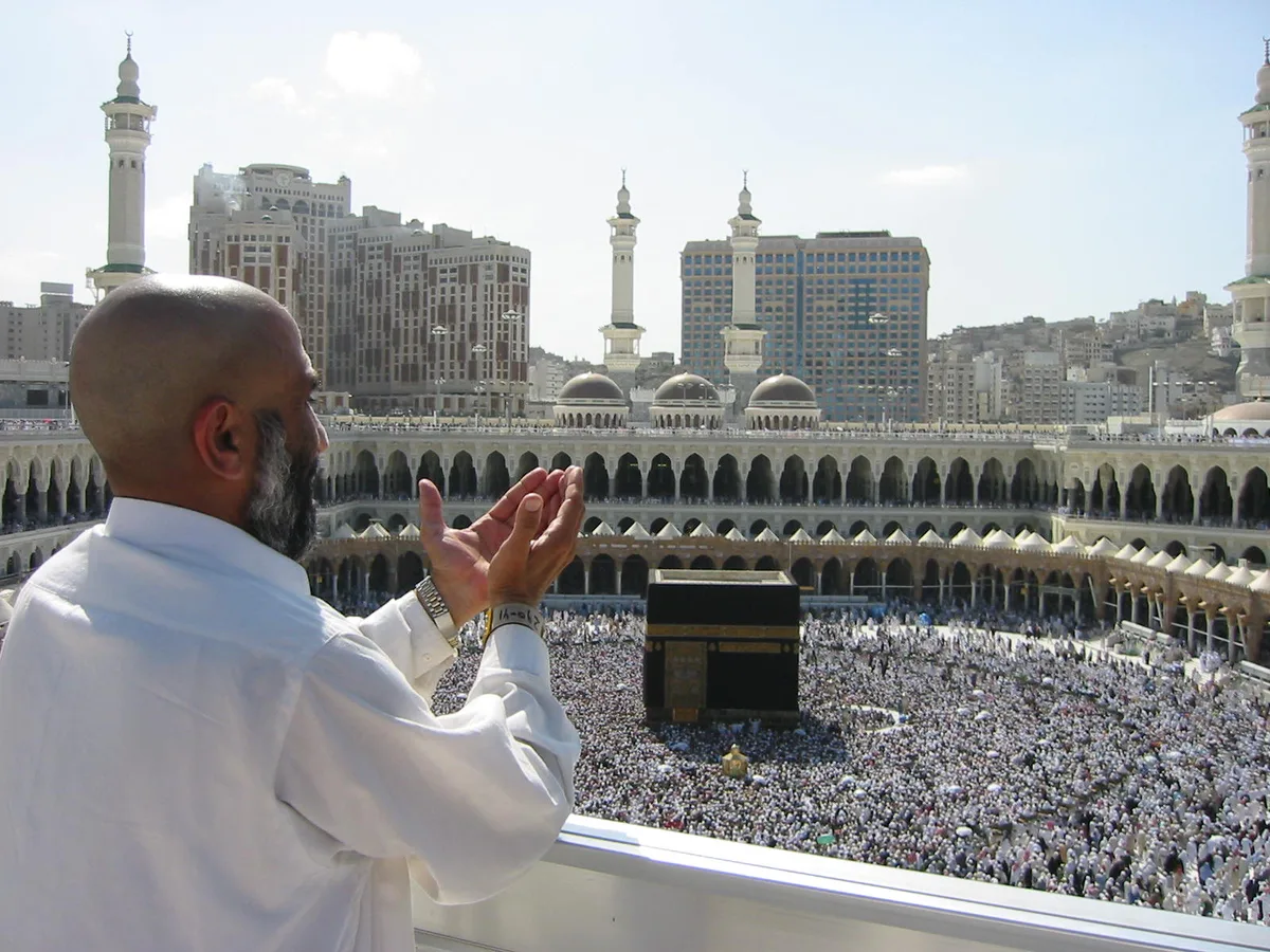 Supplicating Pilgrim at Masjid Al Haram. Mecca, Saudi Arabia – Saoedi-Arabië