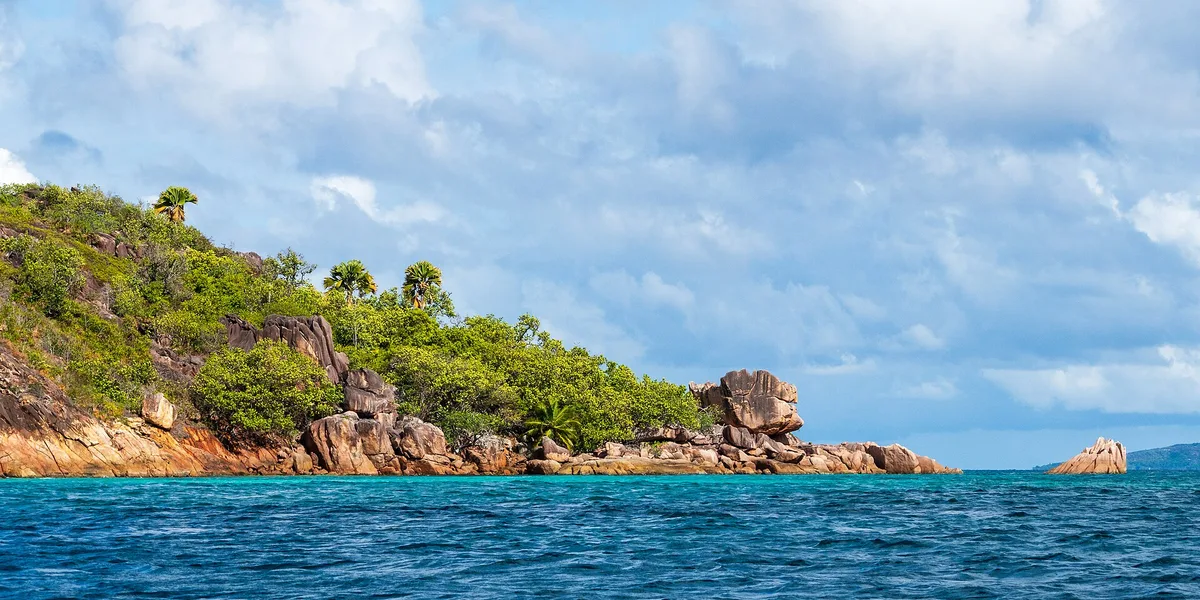 Granite rocks on the coast of Curieuse Island - Seychelles – Seychellen