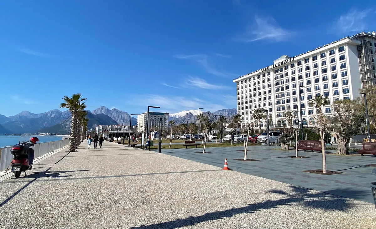 Konyaaltı Beach, Antalya, Turkey, March 2022 - Harrington Park Resort – Turkije