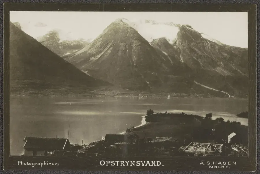 Gezicht op Opstrynsvand en fjord in Noorwegen Opstrynsvand (titel op object), RP-F-F00945-25 – Italië