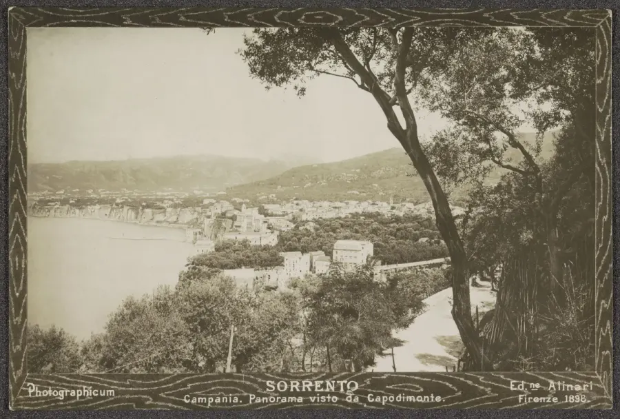 Gezicht op Sorrento vanaf Capodimonte Sorrento. Campania. Panorama visto da Capodimonte (titel op object), RP-F-F00945-8 – Italië