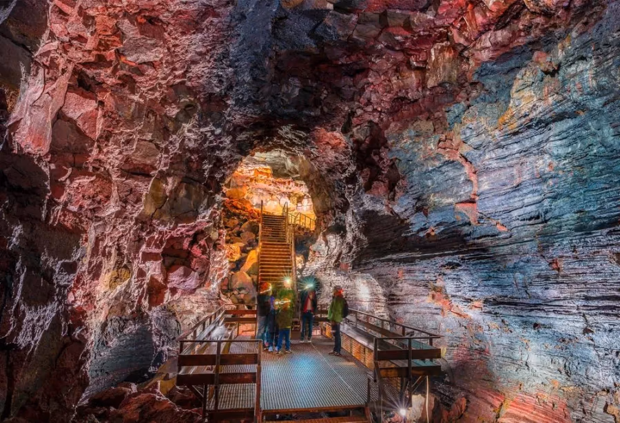 Raufarhólshellir Lava Tunnel – IJsland